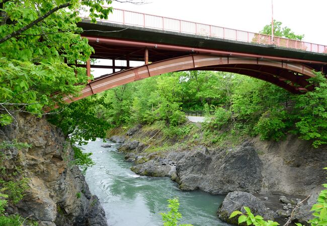 滝上の市街地を流れる渓流