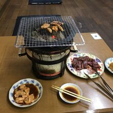 床に座って七輪は珍しい。