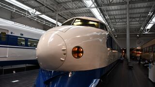 新旧の車両を展示している鉄道館