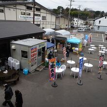松島さかな市場の２階から敷地を眺めた写真です。