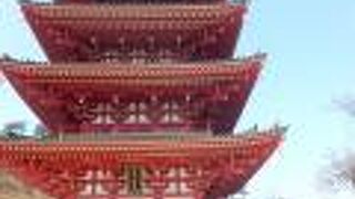 境内の高台にあります