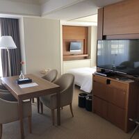 メインに部屋のテーブル。奥がサブルーム