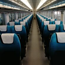 座席も座りたい！と思える明るいシート