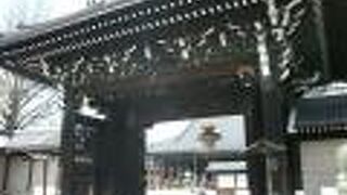 門をくぐれば正面に御影堂