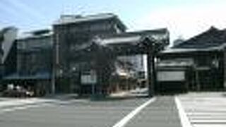 車やバイクがごく当たり前に門を通り抜ける