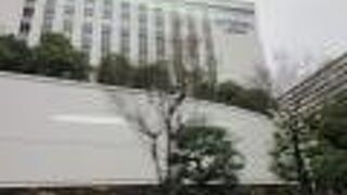 昭和のデパートって感じ。食品売り場は広くなくて買いやすい