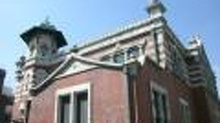 赤いレンガ造りのモダンな建物