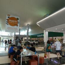 テーブル席で旅日記書いてました～