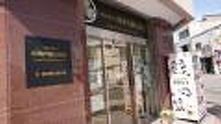 カウンターの前のスペースには結構ゆとりあり