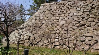 石垣が昔日を思い起こさせます