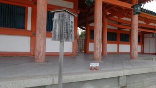 左側にある建物