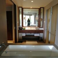 お風呂の前に引き戸があります。これは開けた状態で撮影しました