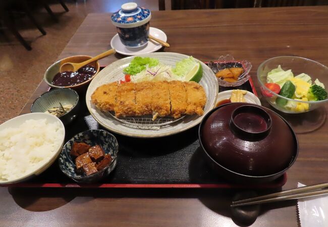 値段は日本の定食屋と同じくらい、でも味は。。。