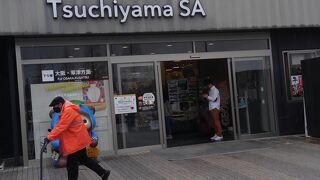 人いっぱいで大変な賑わいのサービスエリア