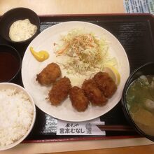 衣も分厚く、実際の牡蠣は小さい。