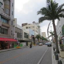 国際通り沿いにあります