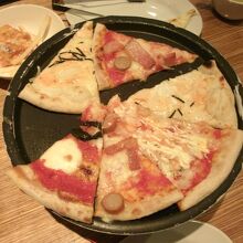 各テーブルにある焜炉にのせたピザ