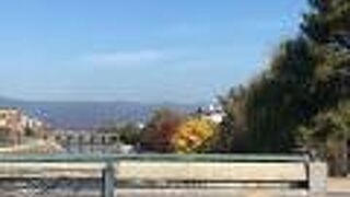 観光客で賑わう橋