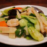 関帝廟通りの興口福で季節野菜と海老の塩味炒め６００円ランチ