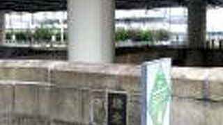 日本橋川にかかる橋。