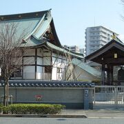 広い境内を有する近代的なお寺