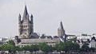 大きな塔とそれを囲むように３本の小塔がついている変わった形