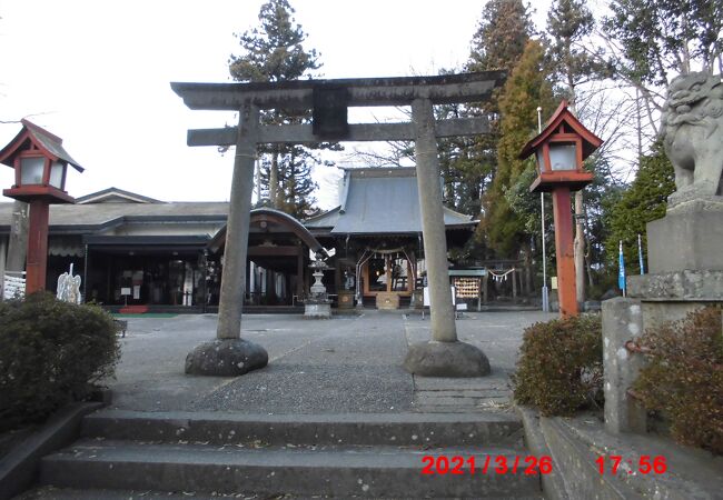 巨大な「武尊雄石（ほたかおいし）」が祭ってありました