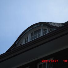 牛の目状の換気窓