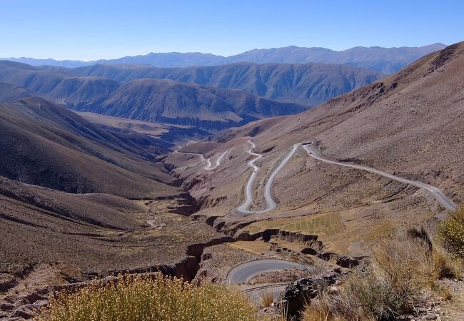 登ってきたワインディングロードを眼下に眺める見晴らしポイント