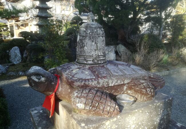 赤亀の石像が珍しい