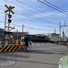 電気機関車に引かれる185系車両