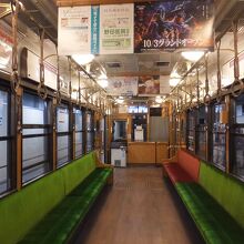 レトロ電車の車内。