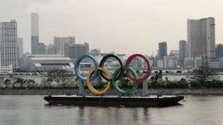 海浜公園沖に設置された「オリンピックシンボル」は、少し寂しげでした