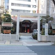 交差点近くの小さな神社