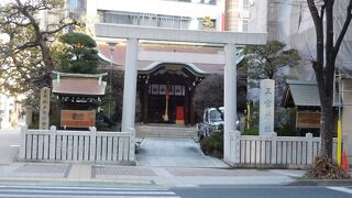 交差点近くの小さな神社