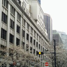 日本橋三越本店と江戸桜通り