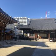 博多ラーメンshinshinの天神本店の向かいにあります