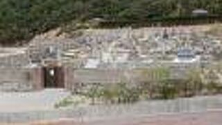 弾圧の中で強く生き延びた信者たちの共同墓地