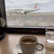 滑走路側にあり飛行機が見えます。