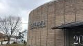 販売スペースやカフェも入っています