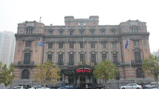 日本統治時代の建物に囲まれた広場です