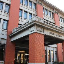 レンガ造りの存在感ある建物