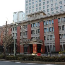 レンガ造りの存在感ある建物