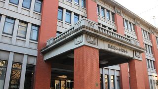 レンガ造りの存在感ある建物