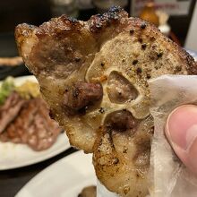 骨の周りの脂肉が甘くて美味しい。