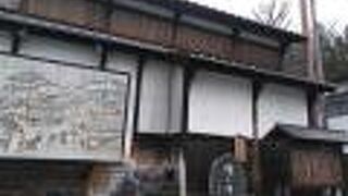 諏訪大社下社秋宮近くにあります。