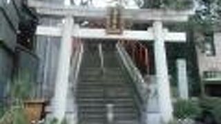 急な石段を上った先に鮮やかな朱色の拝殿