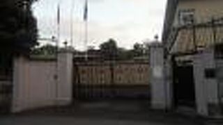 外の石垣は松山藩邸の名残か