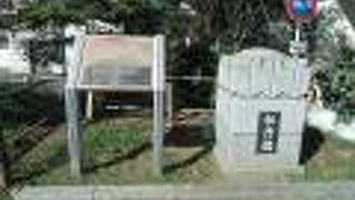 当時の橋や牡丹園を偲ぶものはない