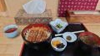 宇奈月温泉駅のすぐ近くにあり、黒部の味を気軽に堪能。